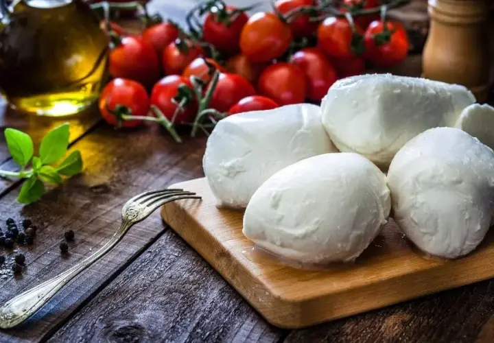 Jakie sery do pizzy wybrać, aby zachwycić smakiem?
