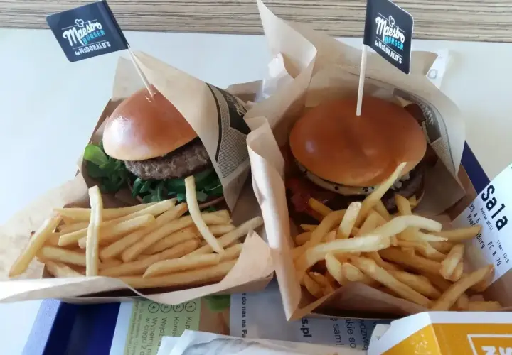 Dwa pyszne Maestro Burger od McDonald's z frytkami. Sprawdź aktualną maestro burger cena i ciesz się smakiem!