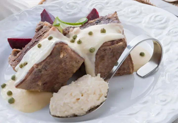 Mięso w sosie chrzanowym na ciepło z buraczkami i chrzanem na łyżce.