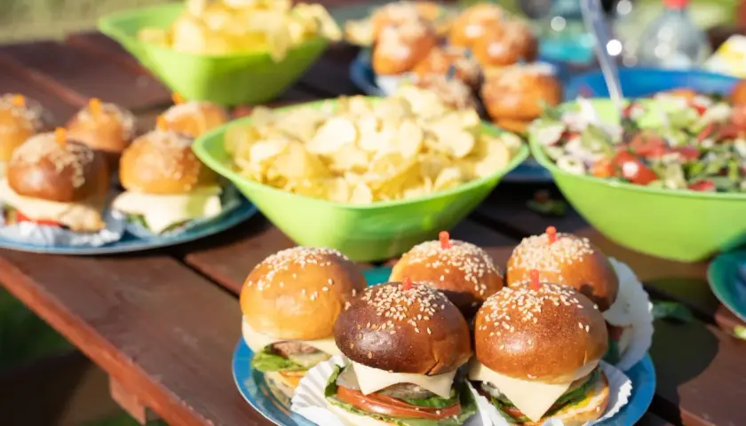 Mini burgery i sałatka na pikniku. Idealne proste przepisy na przekąski w 15 minut, gdy liczy się czas i smak.