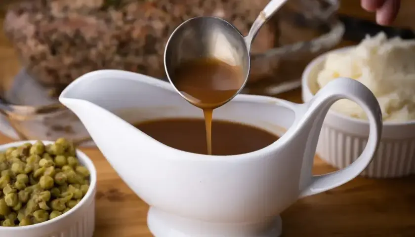 Sos w sosjerce, idealny do zagęszczenia. Obok puree ziemniaczane i groszek.