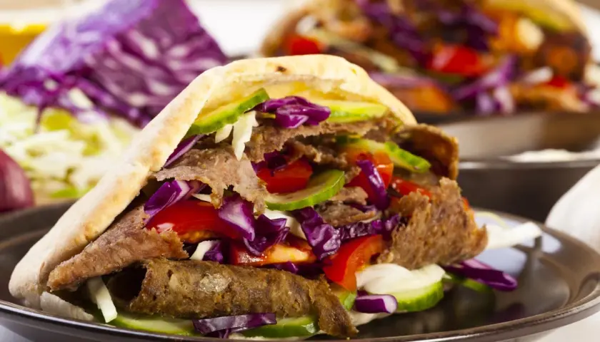 Ile jest kebabów w Polsce? Zaskakująca liczba miejsc z kebabami