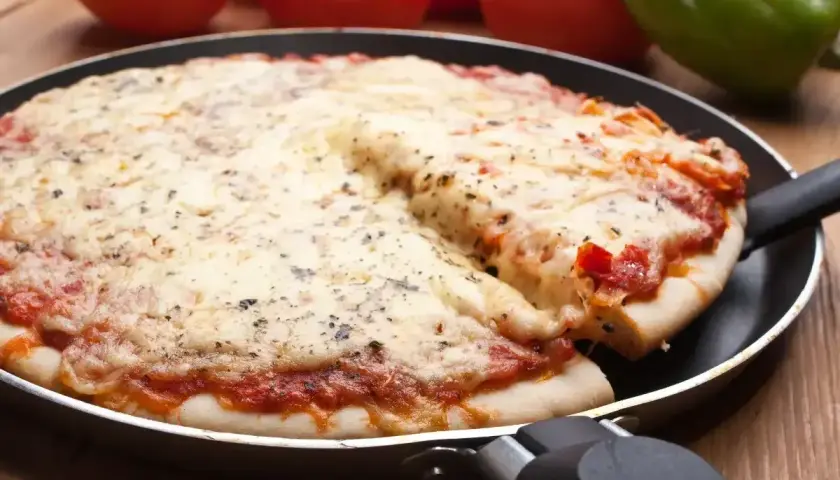 Gorąca, rozpływająca się w ustach pizza mrożona prosto z patelni. Ser ciągnie się apetycznie, a zioła dodają aromatu.