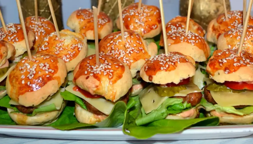 Mini burgery na zimno, idealne na przyjęcie. Małe bułeczki z sezamem, soczyste mięso, ser, sałata i pikle.