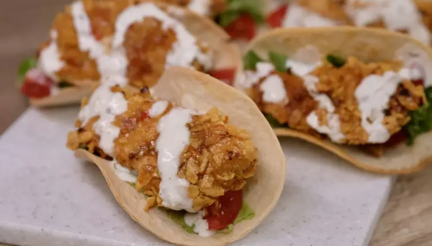Pyszne tacos z kurczakiem w chrupiącej panierce, polane kremowym sosem. Idealne na szybki lunch!