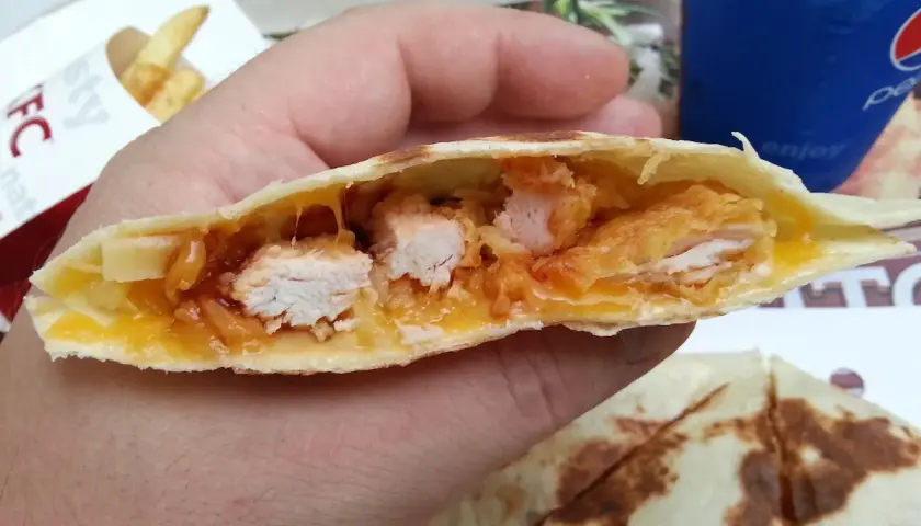 Qurrito z KFC, pyszne kawałki kurczaka w panierce, ciągnący ser i sos. Idealny na szybki posiłek, choć warto sprawdzić jego kcal.