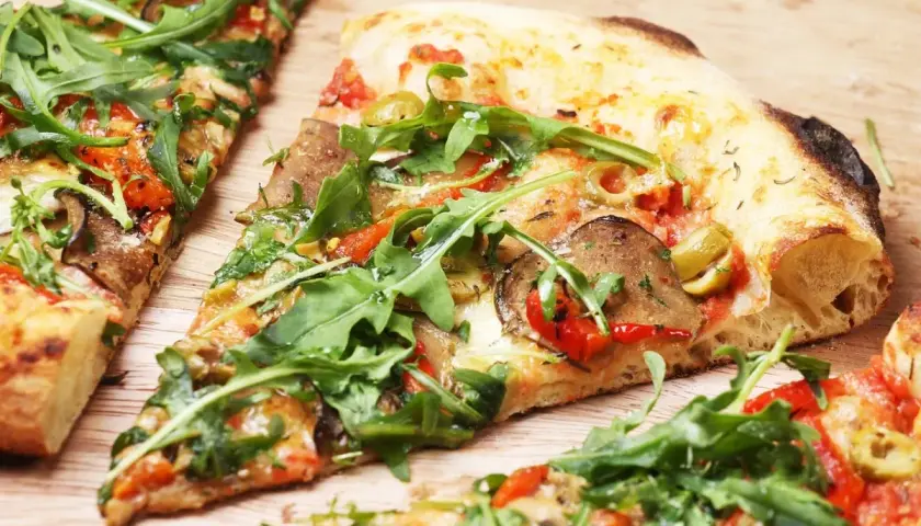 Jak piec pizzę w piekarniku, aby uzyskać idealny smak i chrupkość