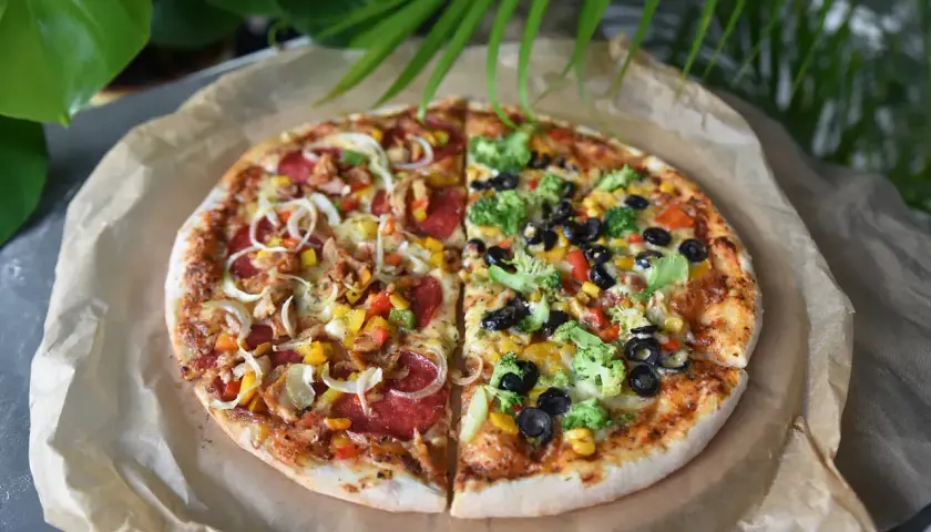 Pół na pół: pizza 32 cm z kurczakiem, papryką i cebulą oraz z brokułami, kukurydzą i oliwkami.