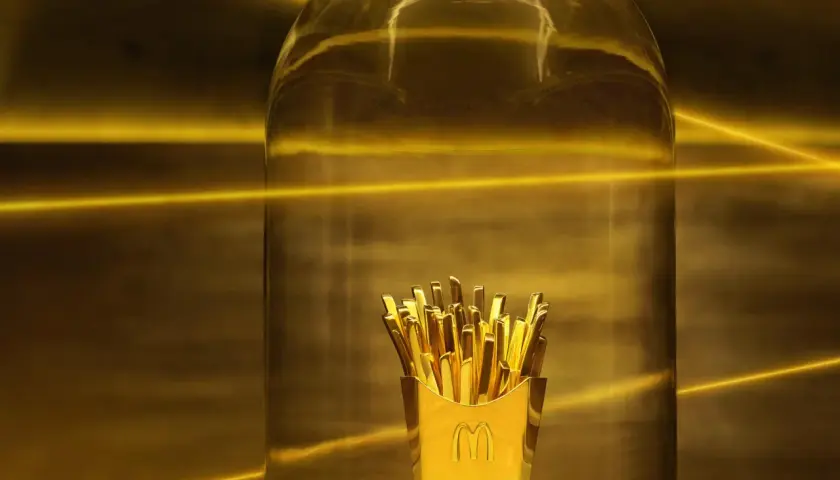 Złote frytki z McDonald's pod szklaną kopułą, jak nagroda w loterii.
