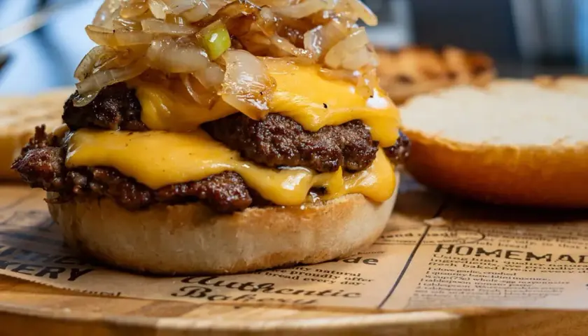 Podwójny smash burger z topionym serem cheddar i karmelizowaną cebulką. Tak wygląda pyszny smash burger co to jest!