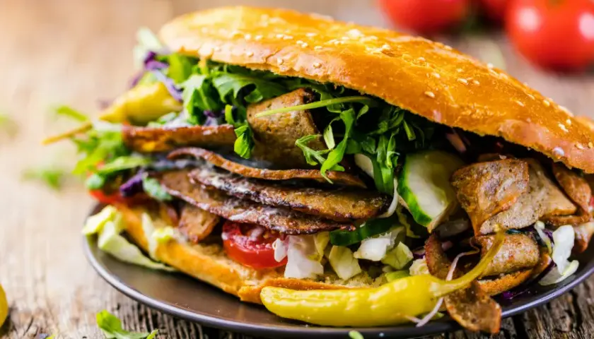 Ile kcal ma kebab w picie? Zaskakujące fakty o kaloriach