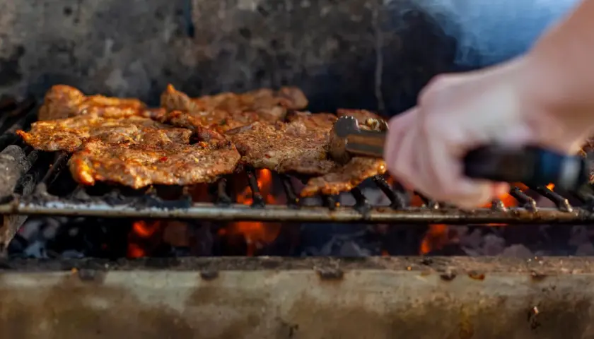 Jak długo piec karkówkę na grillu, aby uniknąć suchego mięsa?