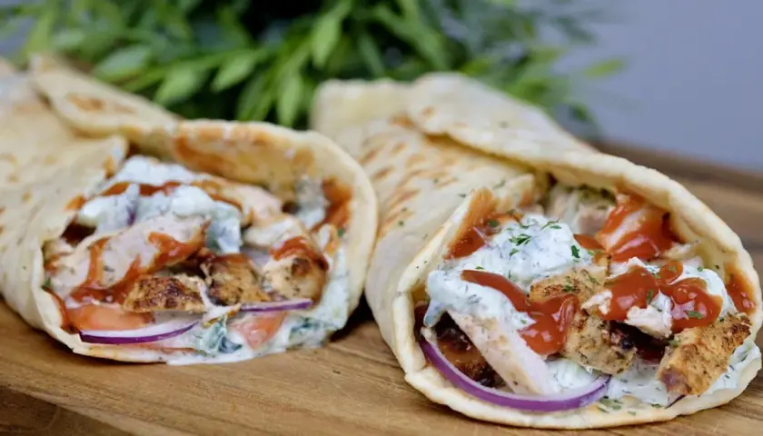 Dwa pyszne gyrosy z kurczakiem, warzywami i sosem. Idealne gyros składniki w tortilli.
