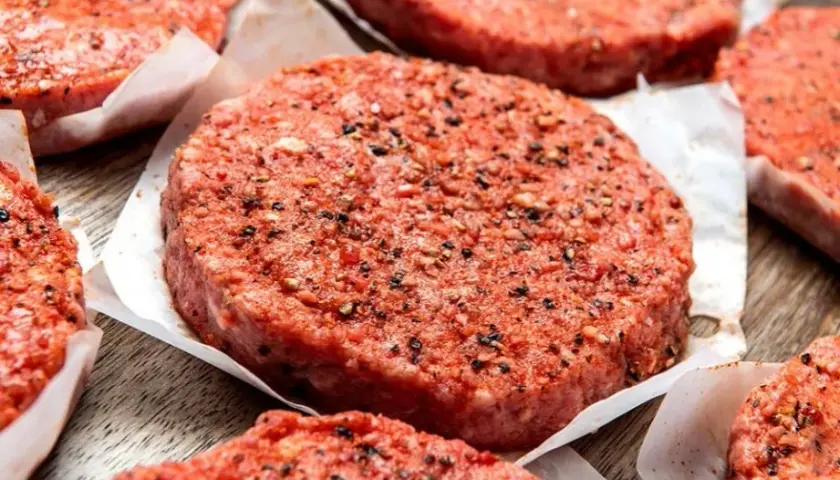 Co dodać do mięsa na burgery, aby zachwycić smakiem i soczystością