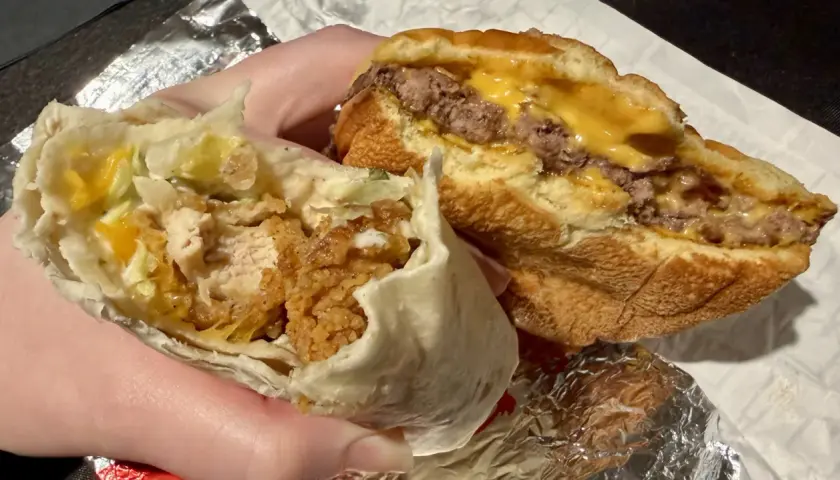 McWrap z bekonem i serem, obok burger deluxe. Pyszne jedzenie, ale uwaga na kcal!