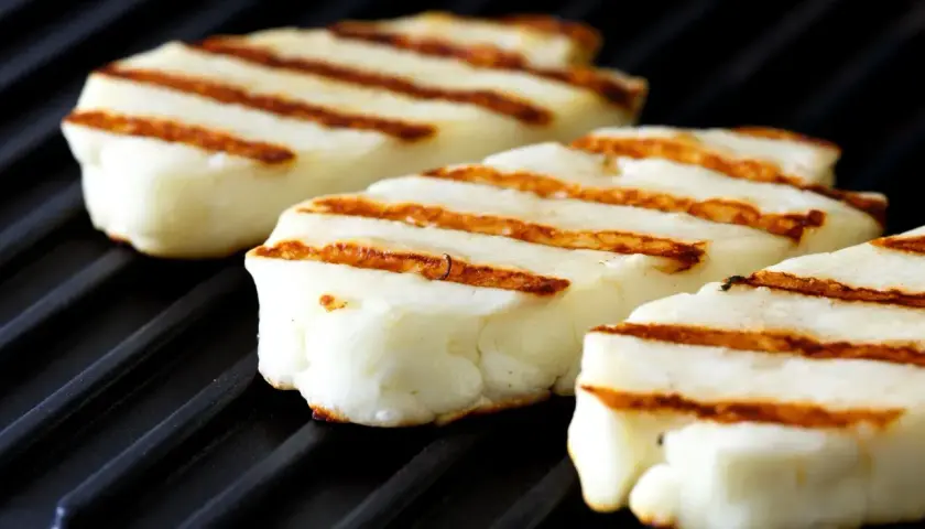 Pyszne halloumi z grilla, z apetycznymi paskami, gotowe do podania.