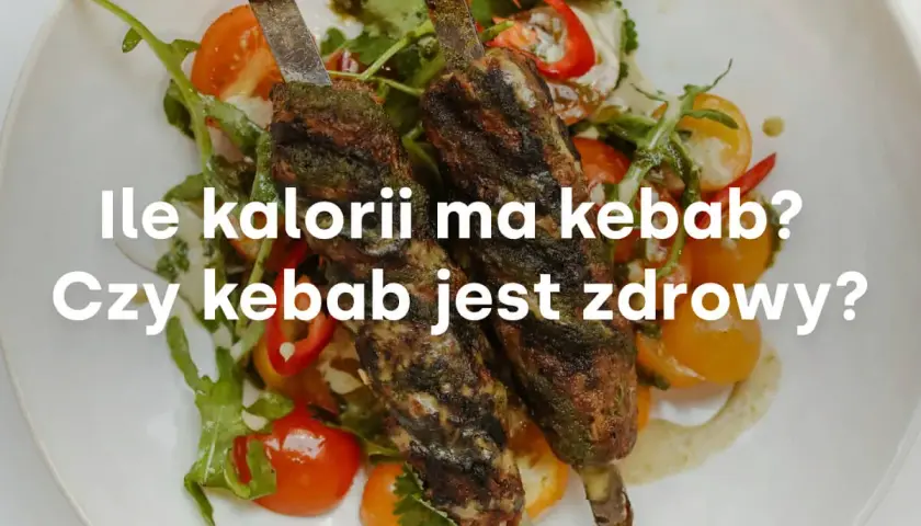 Dwa szaszłyki z mięsem i warzywami na talerzu.