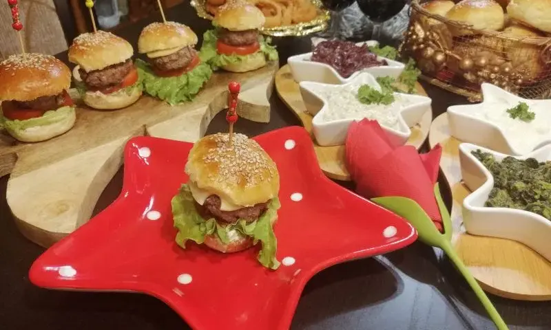 Jak podgrzać bułki do hamburgerów, aby były idealnie chrupiące?