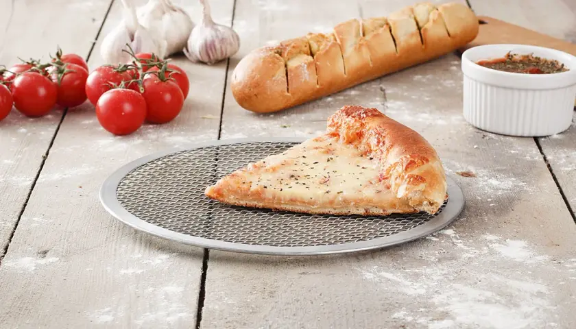 Jak rozciągnąć ciasto na pizzę: sekrety idealnej tekstury i grubości