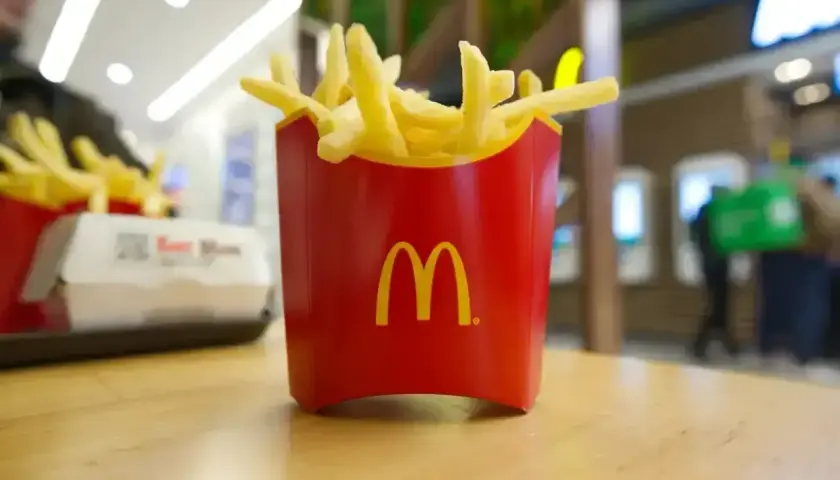 Złociste frytki McDonald's w czerwonym opakowaniu. Zastanawiasz się nad ich frytki mcdonald kcal?