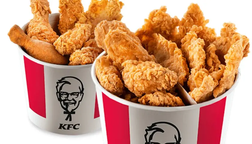 Dwa kubełki pełne chrupiących bites kfc. Idealne na wspólne spotkanie.