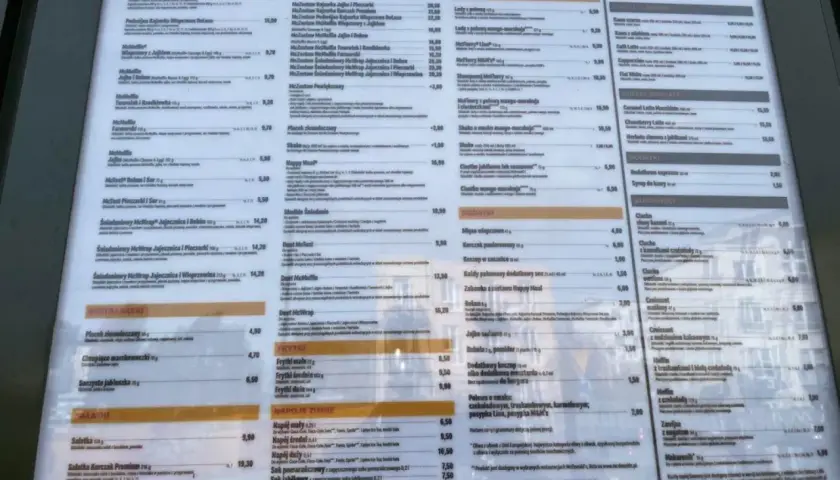 Menu McDonald's z ofertą śniadaniową i napojami. Ile kosztuje wieśmac? Sprawdź ceny McWrapów i innych dań.