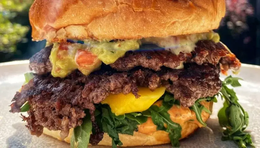 Ile waży burger wołowy? Odkryj różnice między markami i typami