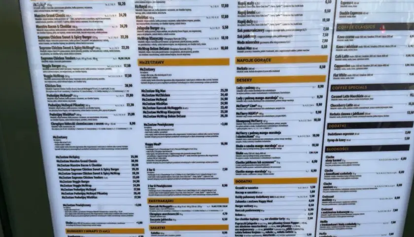 Menu z cenami, w tym Happy Meal za 16,90 zł. Znajdziesz tu burgery, McWrap, McZestawy i desery.
