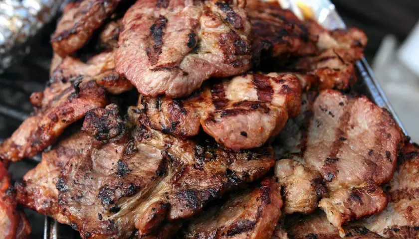 Grillowana karkówka z widocznymi paskami z rusztu.