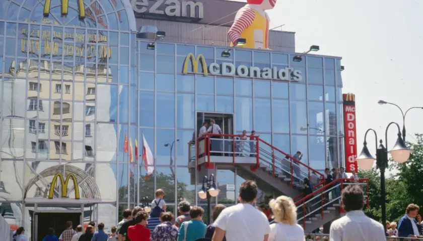 Pierwszy McDonald w Polsce, tłumy ludzi przed wejściem, Ronald McDonald na dachu.