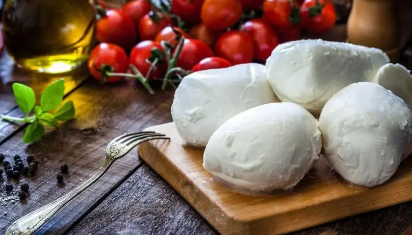 Jakie sery do pizzy wybrać, aby zachwycić smakiem?