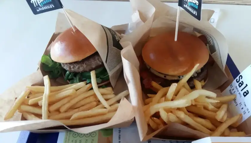 Dwa pyszne Maestro Burger od McDonald's z frytkami. Sprawdź aktualną maestro burger cena i ciesz się smakiem!