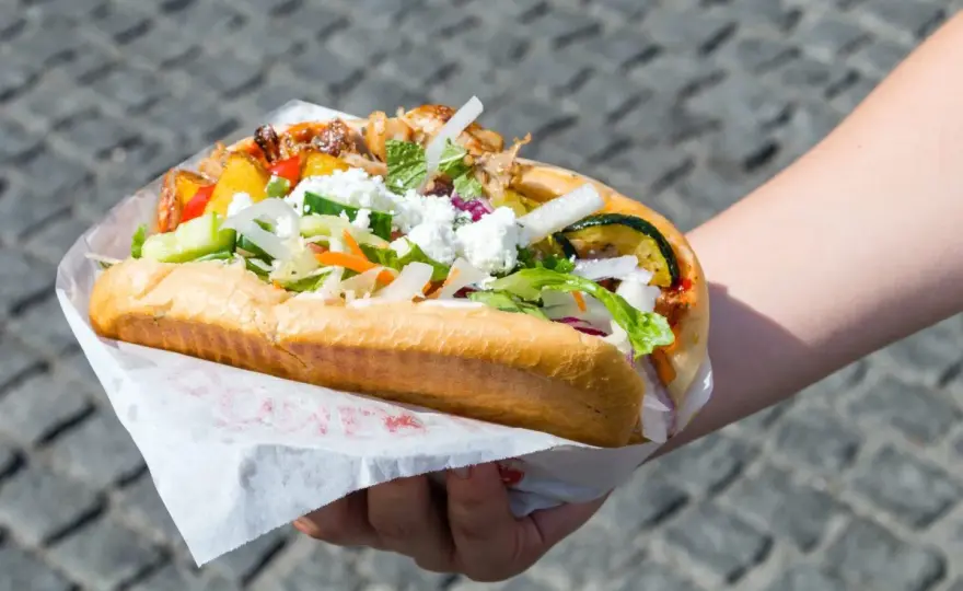 Ile kalorii ma kebab z Żabki - Sprawdź rollo z kurczakiem i wołowiną