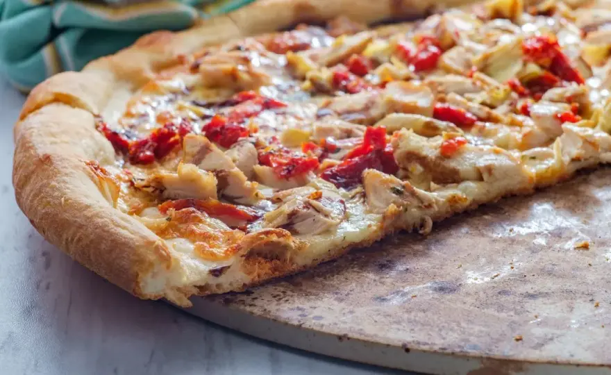Dodatki do pizzy domowej - Jak je łączyć, by nie zepsuć ciasta?