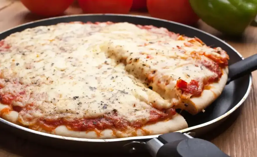 Pizza mrożona - jak upiec idealną? Poradnik