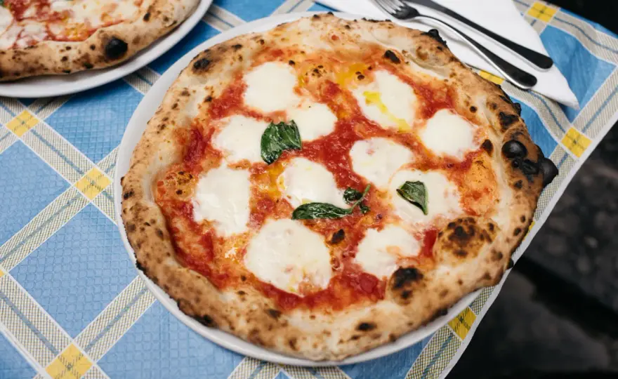 Ile mozzarelli na pizzę 30 cm - Jak uniknąć mokrego spodu?