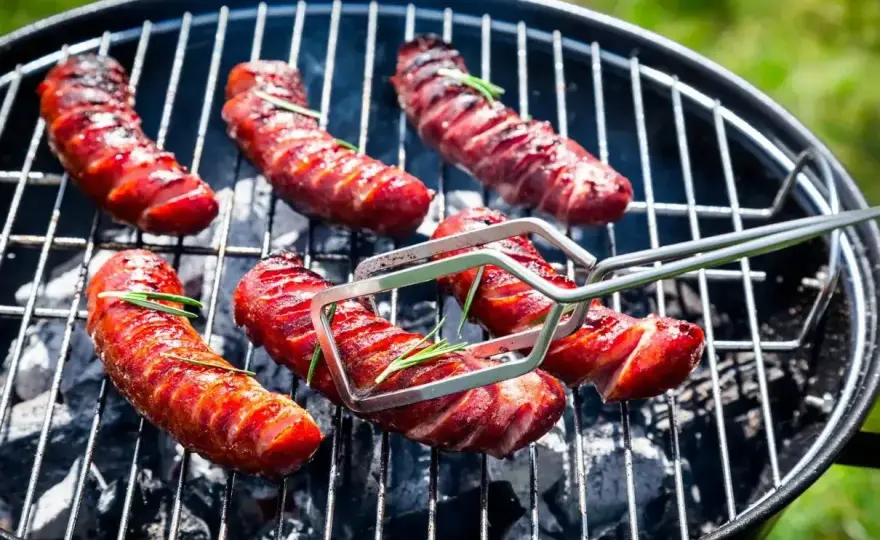 Grillowana kiełbasa - soczysta i rumiana? Oto sekret!