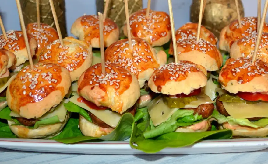Zimne mini burgery - przepis na idealną przekąskę!
