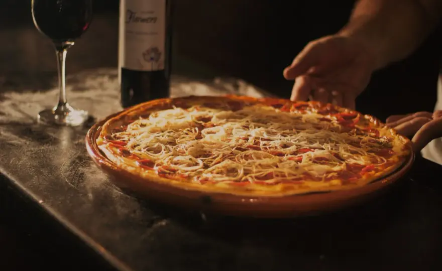 Jakie wino do pizzy? Odkryj idealne parowanie smaków dla siebie