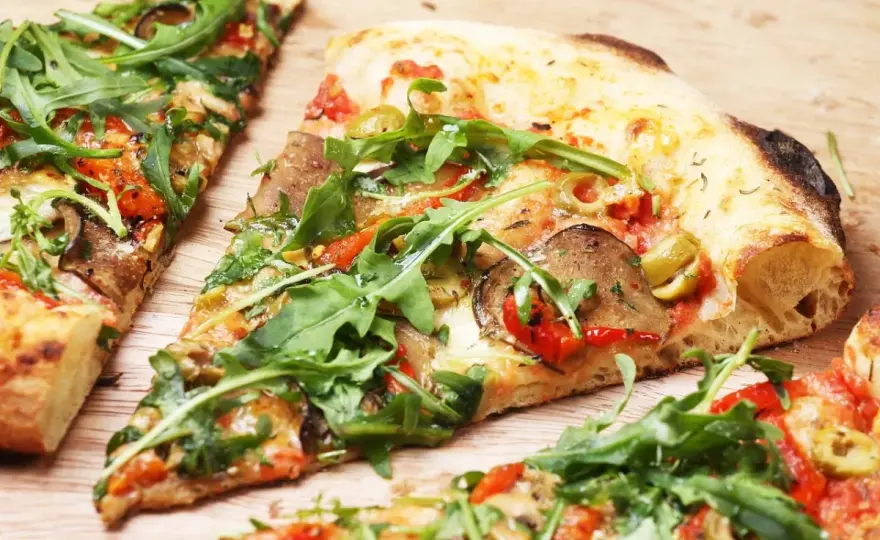 Jak piec pizzę w piekarniku, aby uzyskać idealny smak i chrupkość