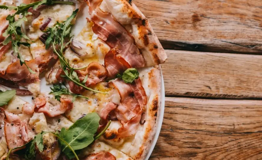 Pizza Carbonara - jak zrobić idealną? Przepis bez ściętych jajek!