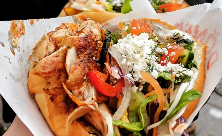 Ile kcal ma średni kebab - Sprawdź konkretne liczby i lżejsze opcje