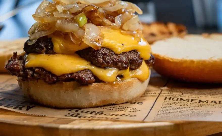 Smash burger - jak zrobić idealny w domu?