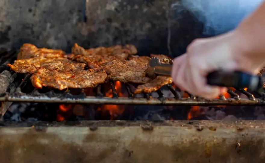 Jak długo piec karkówkę na grillu, aby uniknąć suchego mięsa?