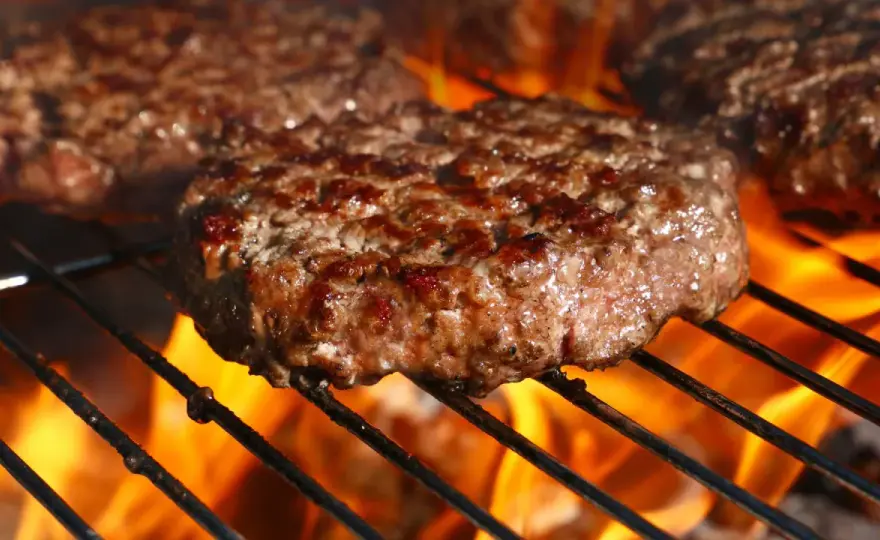 Jak zrobić idealne mięso na burgera, aby uniknąć suchego smaku