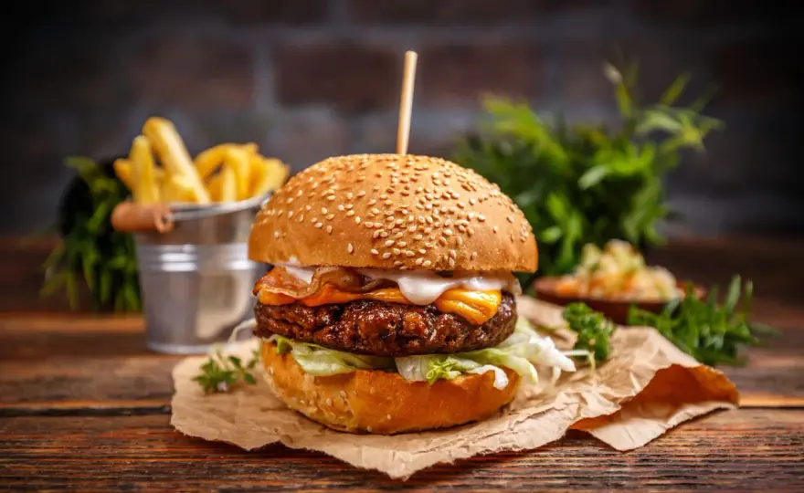Jakie mięso wołowe na burgera? Odkryj najlepsze kawałki dla smaku