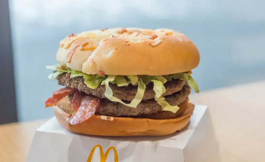Burger z jalapeño - Ile ma kcal? Sekrety lżejszej wersji!
