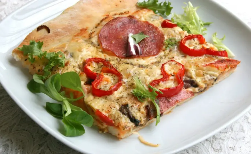 Proste ciasto na pizzę - Jak uniknąć błędów i upiec idealny spód?