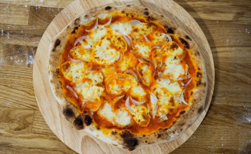 Jak zrobić pizzę neapolitańską – sekrety idealnego ciasta i składników