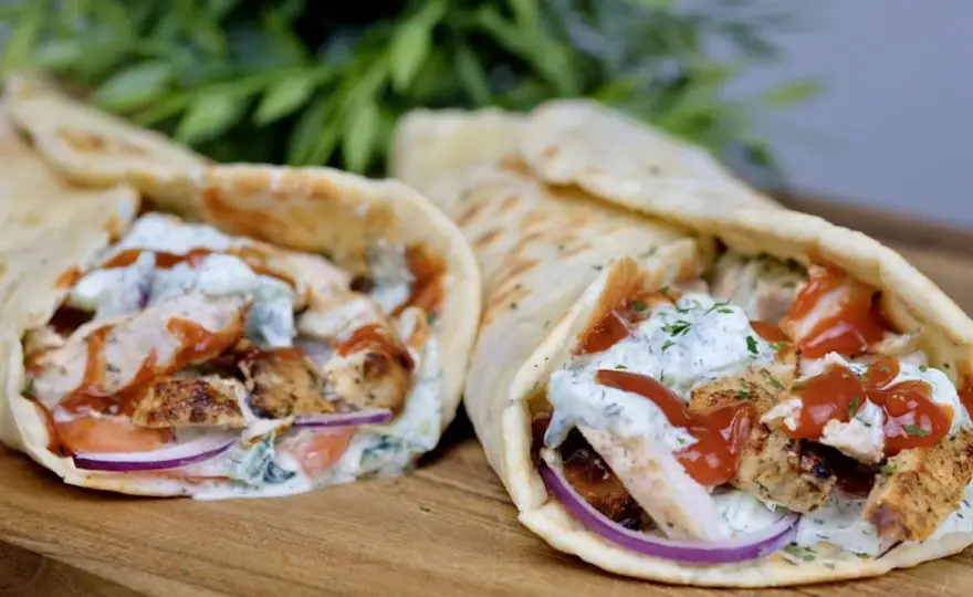 Gyros idealny - składniki, marynata i sos, by smakował jak z Grecji